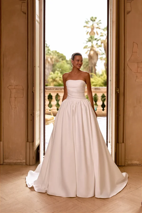 Robe de mariée princesse en satin à bustier droit plissé et jupe ample, EB0350 Ellebeline