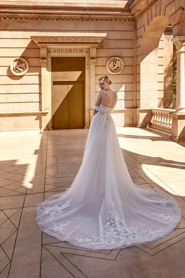 Dos lacé et traîne brodée d'une robe de mariée princesse en tulle