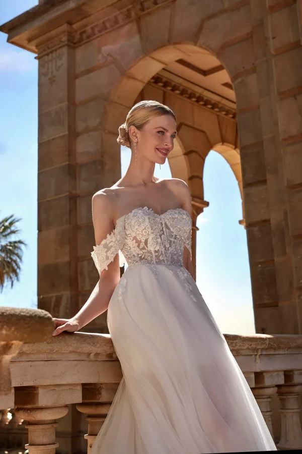 Bustier corset en dentelle et bretelles tombantes d'une robe de mariée princesse