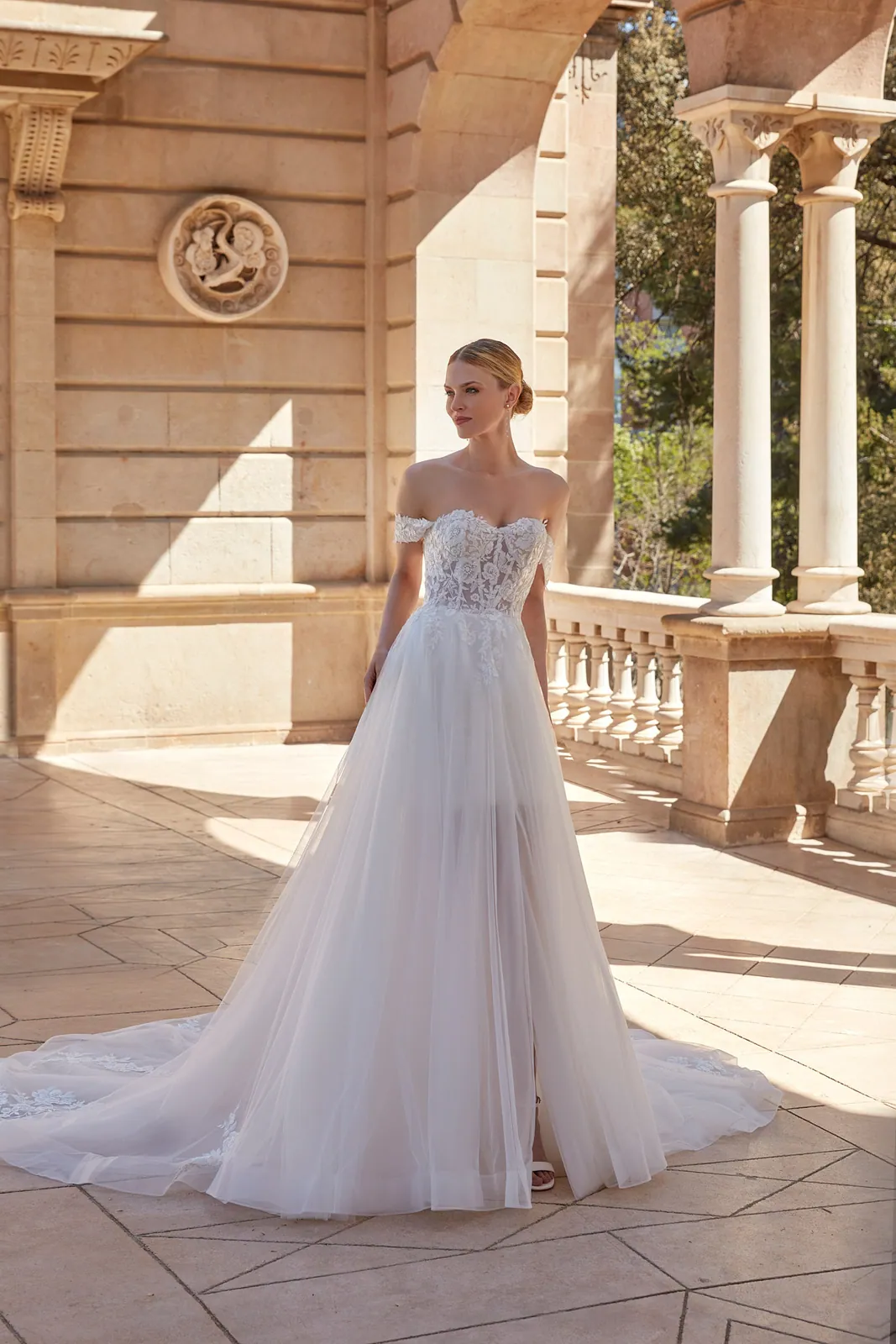 Robe de mariée princesse en tulle à épaules dénudées et corset brodé, EB0131 Ellebeline