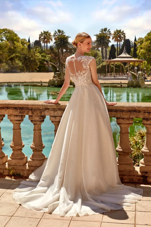 Dos boutonné en dentelle et traîne d'une robe de mariée princesse en tulle