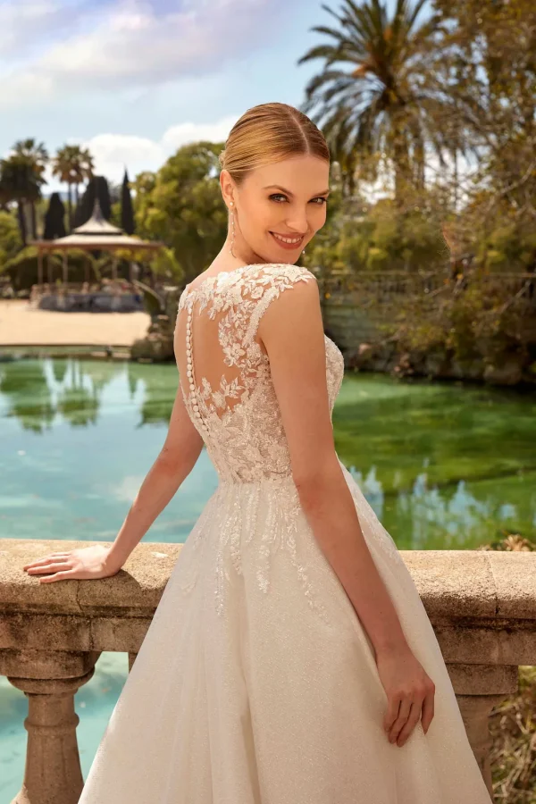 Dos transparent en dentelle boutonné d'une robe de mariée princesse en tulle