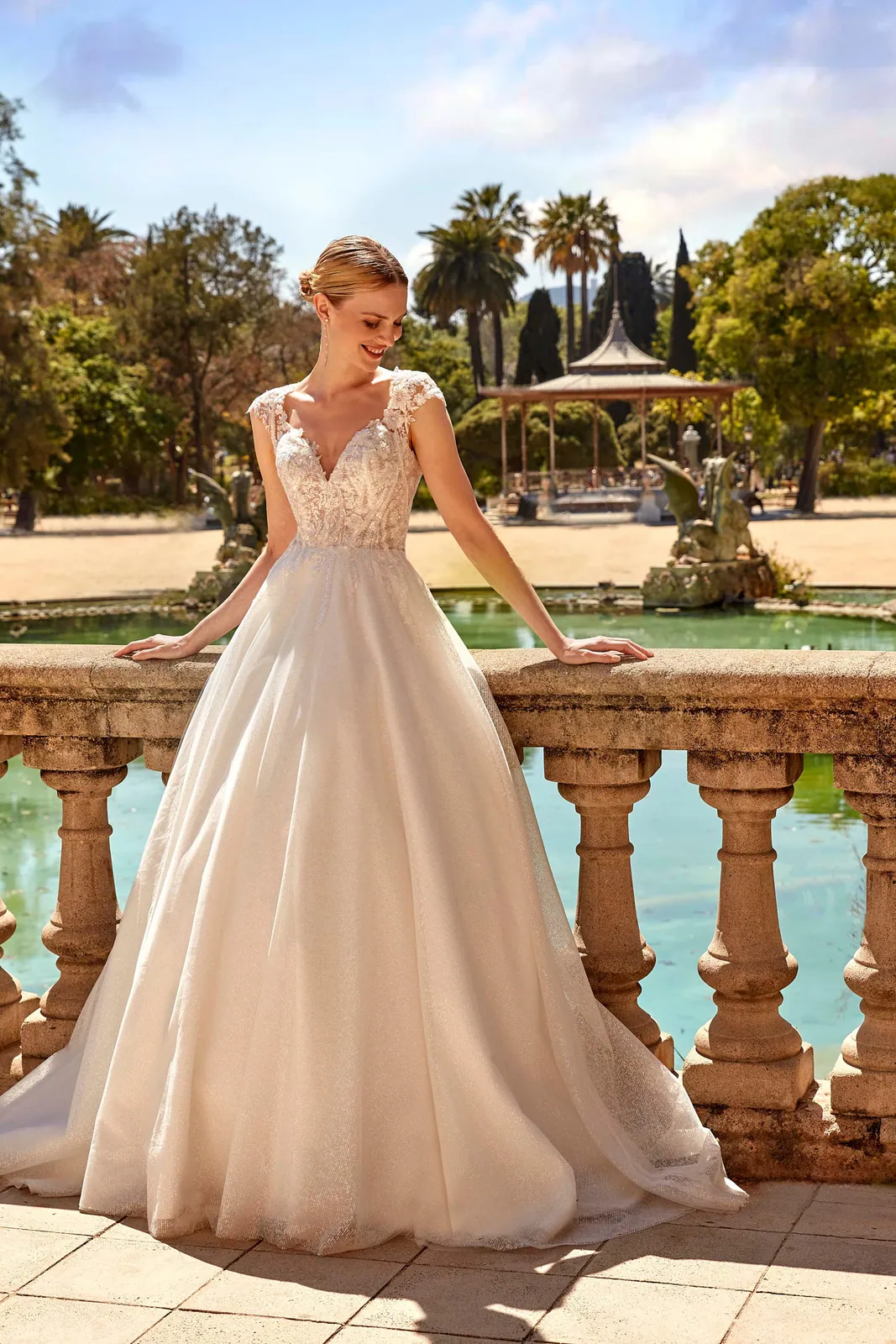 Robe de mariée princesse en tulle pailleté à mancherons en dentelle, EB0132 Ellebeline