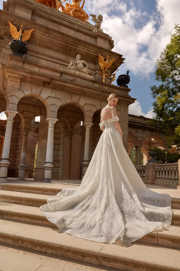 Dos lacé et traîne brodée d'une robe de mariée princesse à épaules dénudées