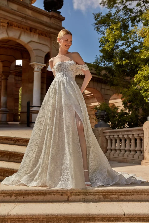 Robe de mariée princesse en tulle brodé à épaules dénudées et fente, EB0156 Ellebeline