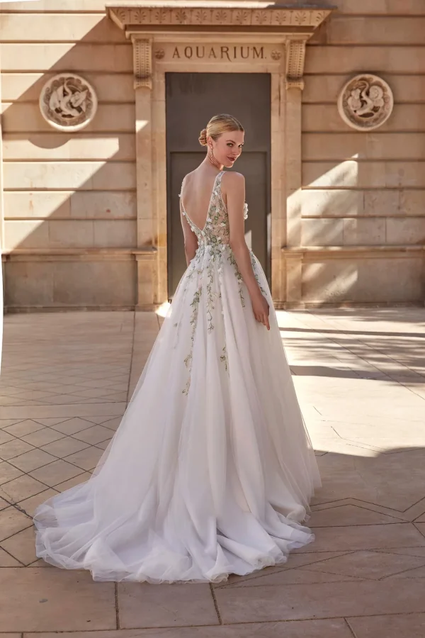 Dos nu en V et traîne brodée de fleurs d'une robe de mariée princesse en tulle