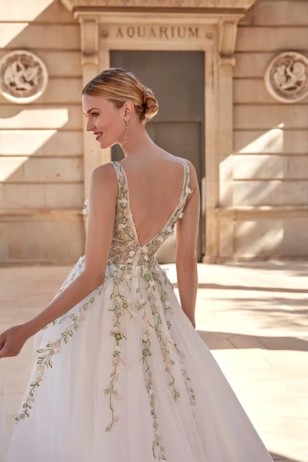 Dos nu en V et broderies florales colorées d'une robe de mariée princesse
