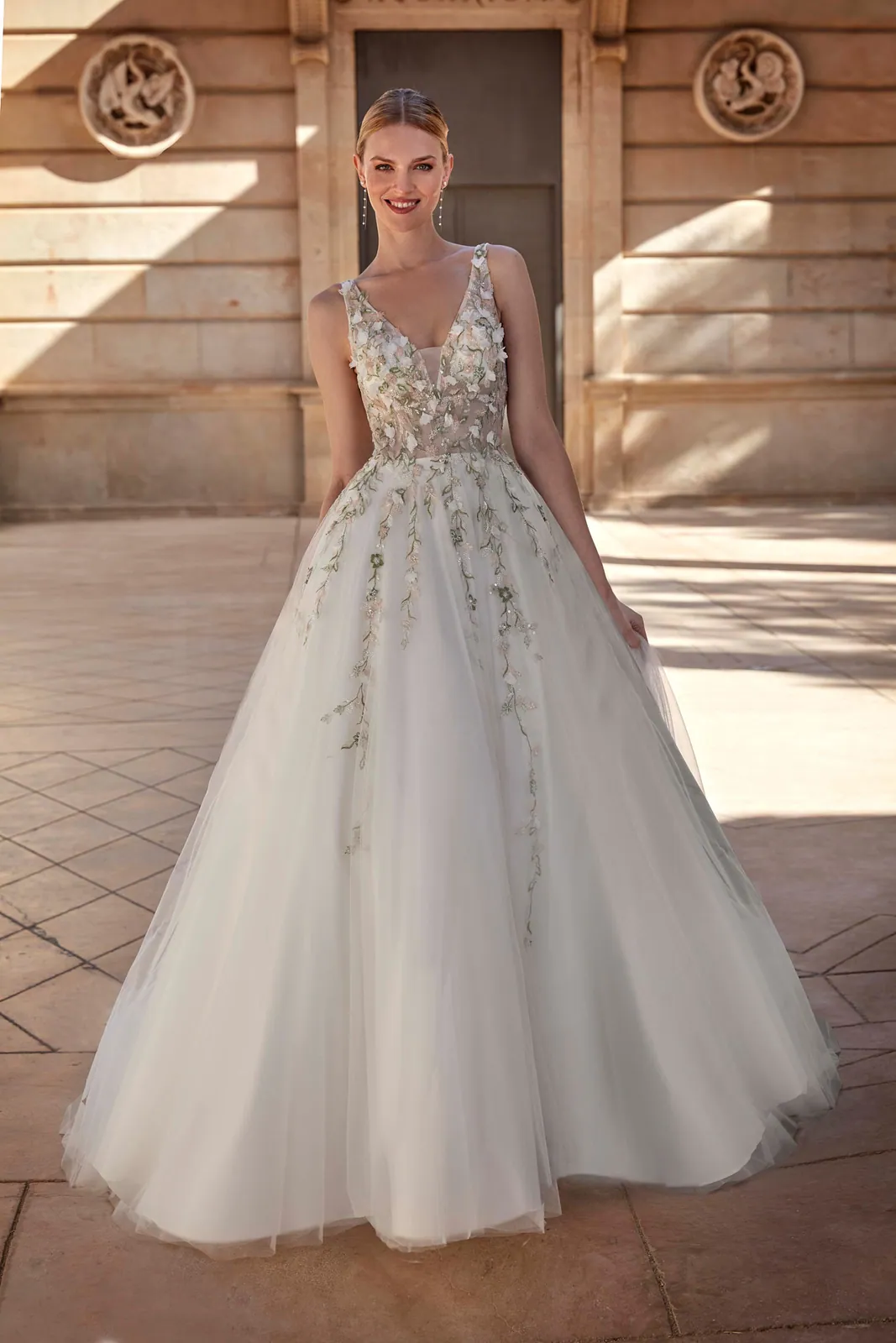 Robe de mariée princesse en tulle à fleurs 3D et broderies végétales, EB0170 Ellebeline