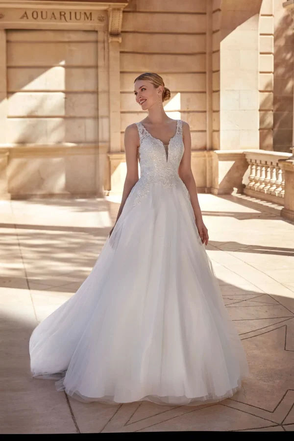 Robe de mariée princesse en tulle à col en V et corsage perlé, EB0177 Ellebeline