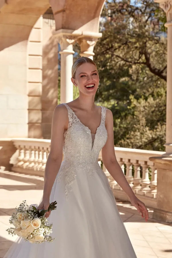 Corsage en dentelle perlée à larges bretelles d'une robe de mariée princesse