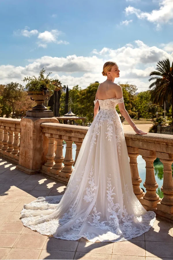 Traîne en dentelle d'une robe de mariée princesse nude à épaules dénudées