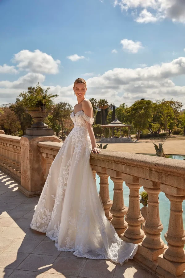 Robe de mariée princesse en dentelle nude à bretelles tombantes