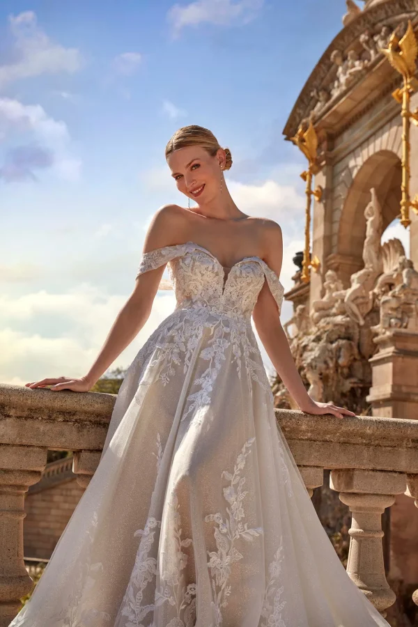 Décolleté cœur plongeant et bretelles tombantes d'une robe de mariée princesse nude