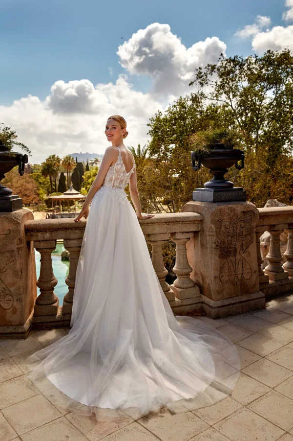 Longue traîne en tulle d'une robe de mariée princesse à corset fleuri