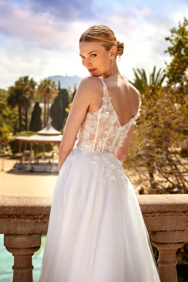 Dos décolleté et fleurs 3D d'une robe de mariée princesse en tulle