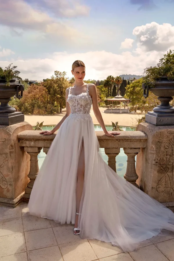 Robe de mariée princesse en tulle à corset fleuri et jupe fendue, EB0188 Ellebeline