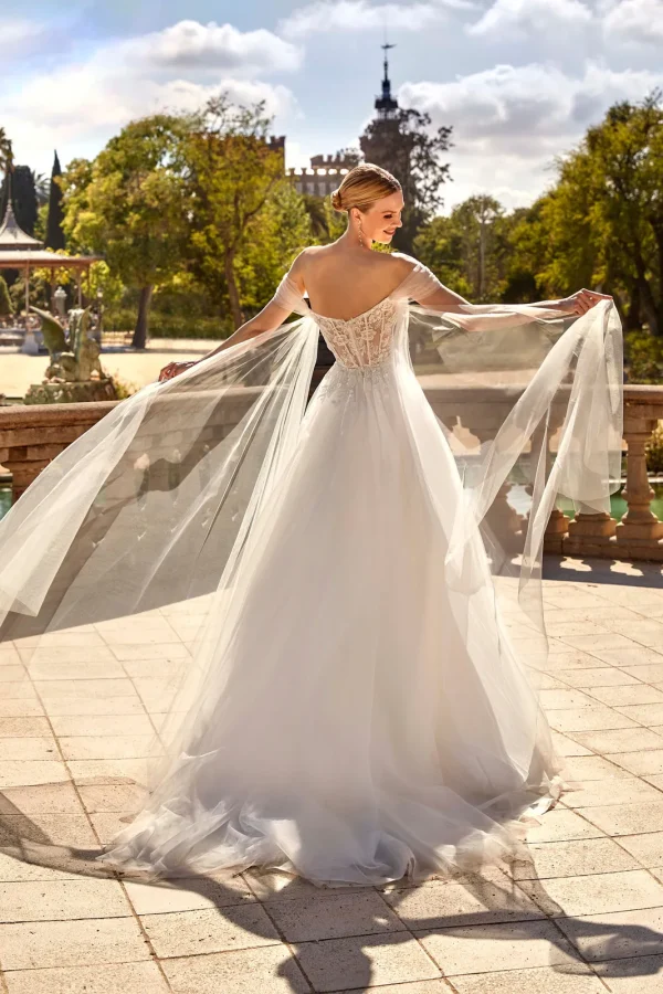 Voiles de tulle déployés au dos d'une robe de mariée princesse bustier