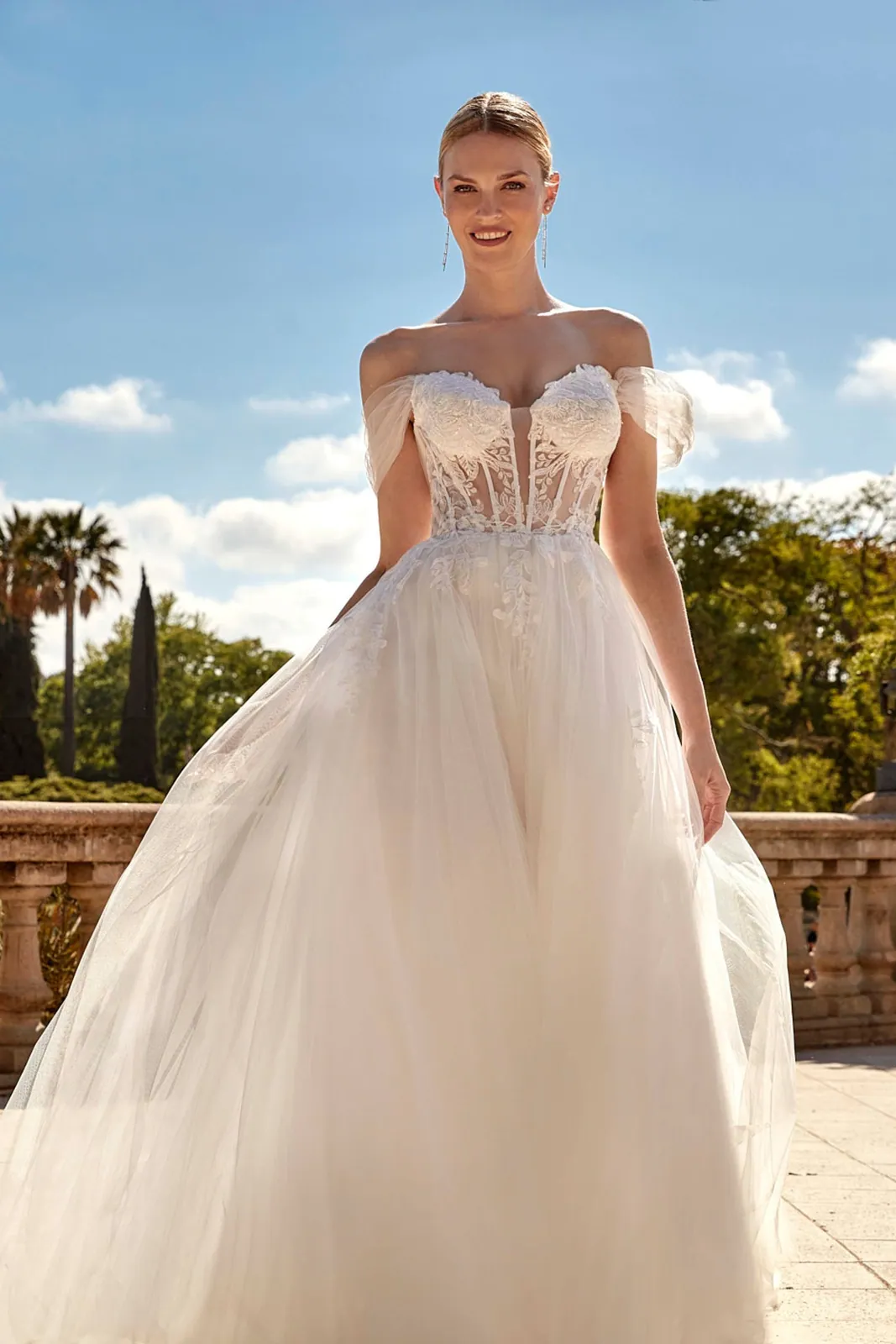Robe de mariée princesse en tulle à bustier corset et épaules voilées, EB0190 Ellebeline