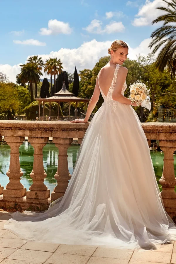 Dos nu en V et longue traîne d'une robe de mariée princesse en tulle