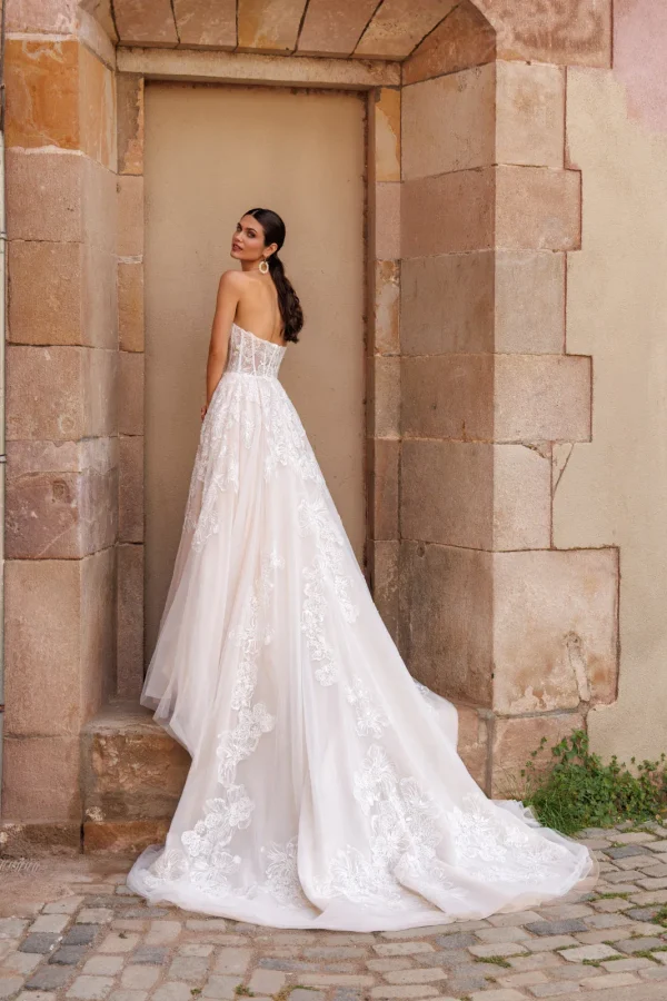 Traîne brodée de fleurs d'une robe de mariée princesse bustier en tulle