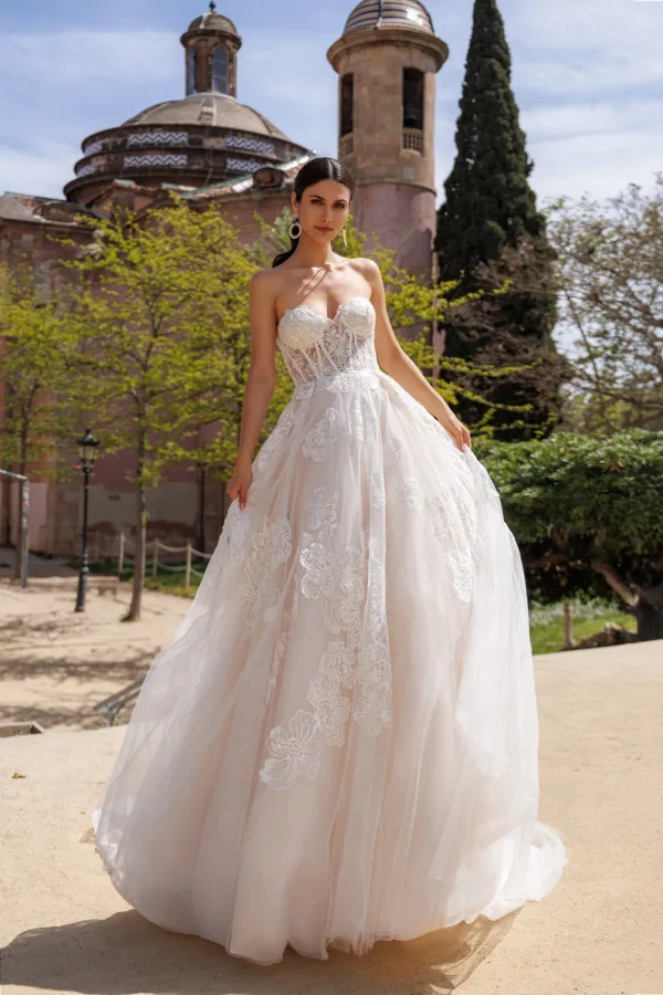 Robe de mariée princesse bustier en tulle brodé de fleurs