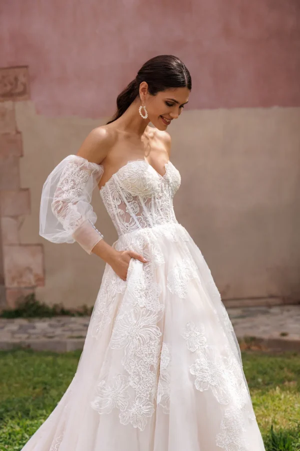 Bustier corset et manche bouffante amovible d'une robe de mariée princesse en tulle