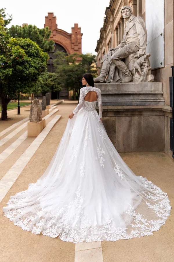 Boléro BL8023 et traîne en dentelle d'une robe de mariée princesse, vue de dos