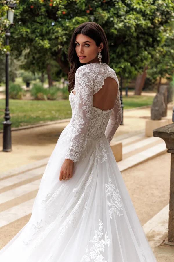 Dos ajouré du boléro en dentelle BL8023 porté sur une robe de mariée princesse
