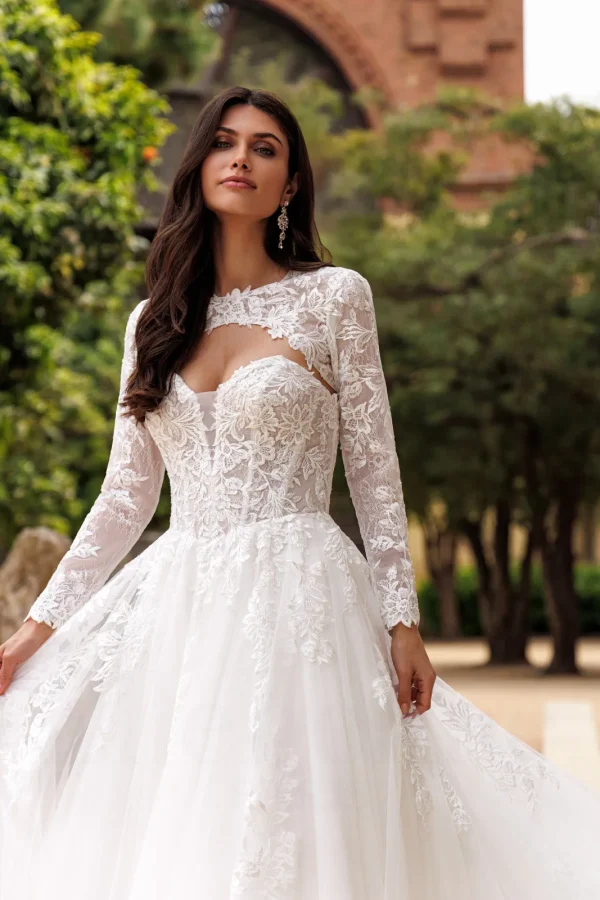 Boléro BL8023 à manches longues sur le bustier corset d'une robe de mariée