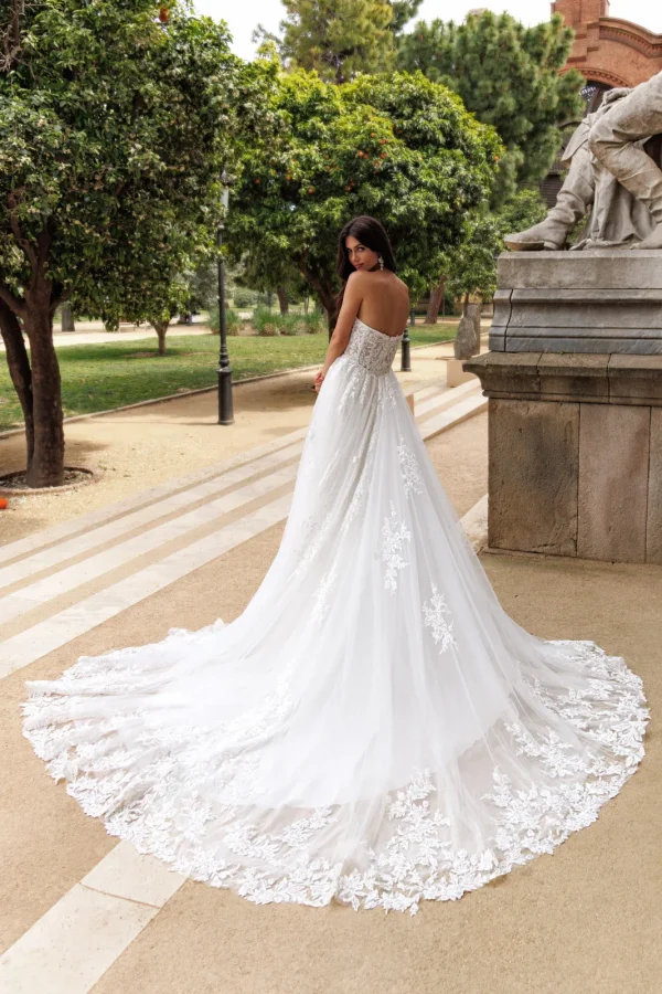 Longue traîne en dentelle d'une robe de mariée princesse bustier en tulle