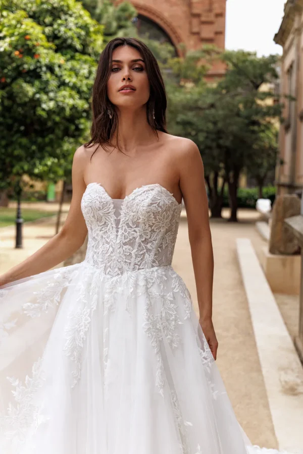 Bustier corset en dentelle d'une robe de mariée princesse en tulle portée sans boléro