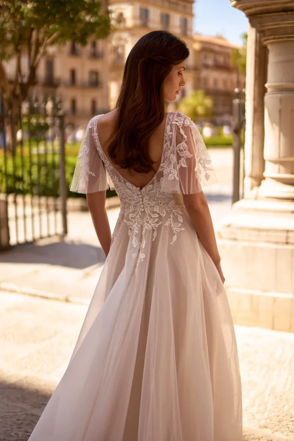 Dos nu en V brodé de dentelle d'une robe de mariée princesse en tulle