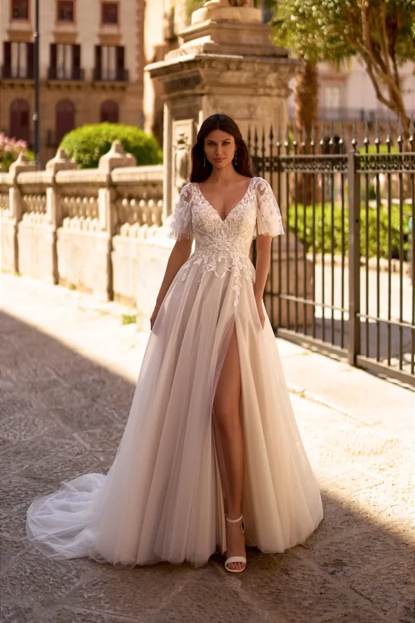 Robe de mariée princesse en tulle nude à manches papillon et jupe fendue, EB0299 Ellebeline