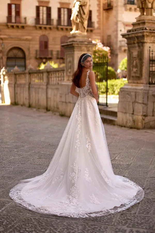 Dos nu et traîne en dentelle d'une robe de mariée princesse en tulle