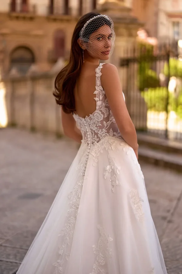 Dos nu boutonné et dentelle florale d'une robe de mariée princesse en tulle
