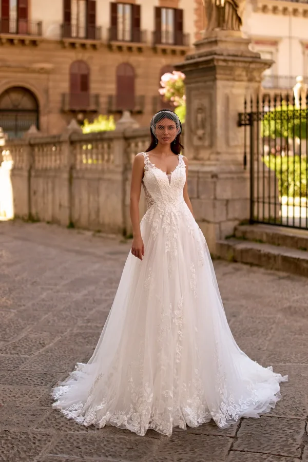 Robe de mariée princesse en tulle à dentelle florale et longue traîne, EB0336 Ellebeline