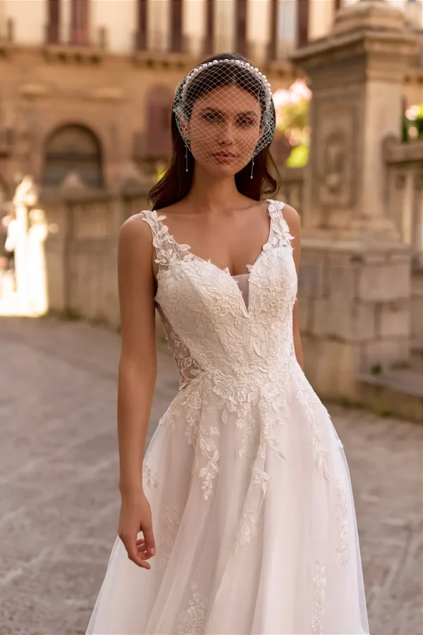 Corsage en dentelle florale à bretelles larges d'une robe de mariée princesse en tulle