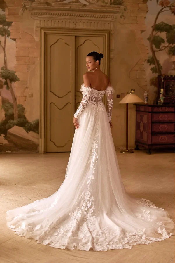 Épaules dénudées et traîne en dentelle d'une robe de mariée princesse en tulle