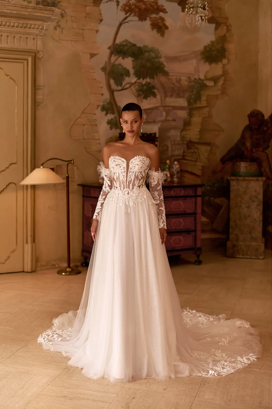 Robe de mariée princesse en tulle à bustier cœur et manches longues en dentelle, EB0337 Ellebeline