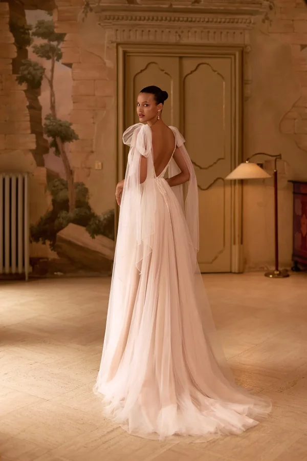 Pans de tulle et traîne d'une robe de mariée princesse nude, vue de dos