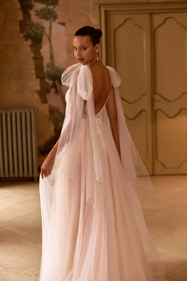 Dos nu en V et pans de tulle noués d'une robe de mariée princesse nude