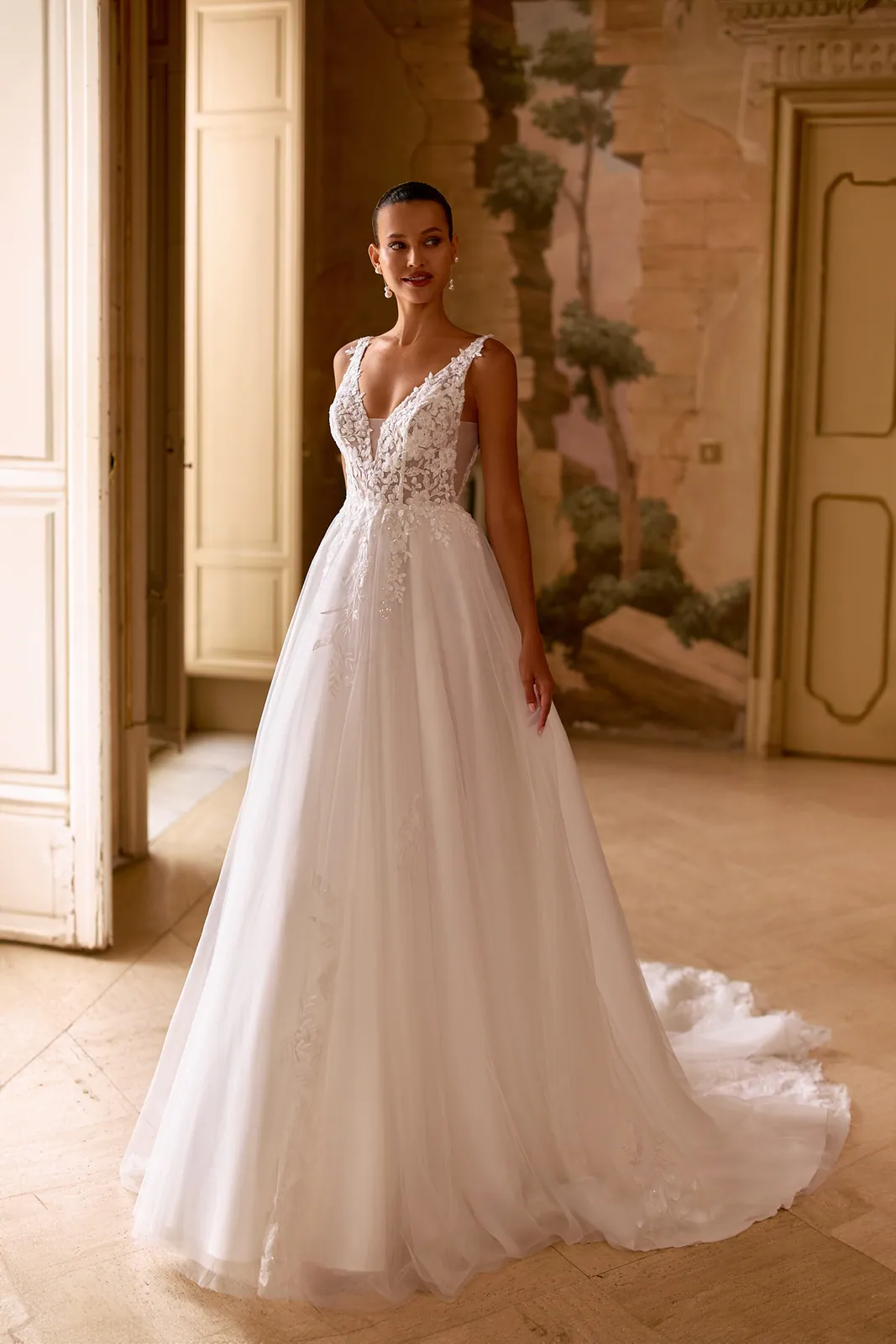Robe de mariée princesse en tulle à bretelles en dentelle et col en V plongeant, EB0341 Ellebeline