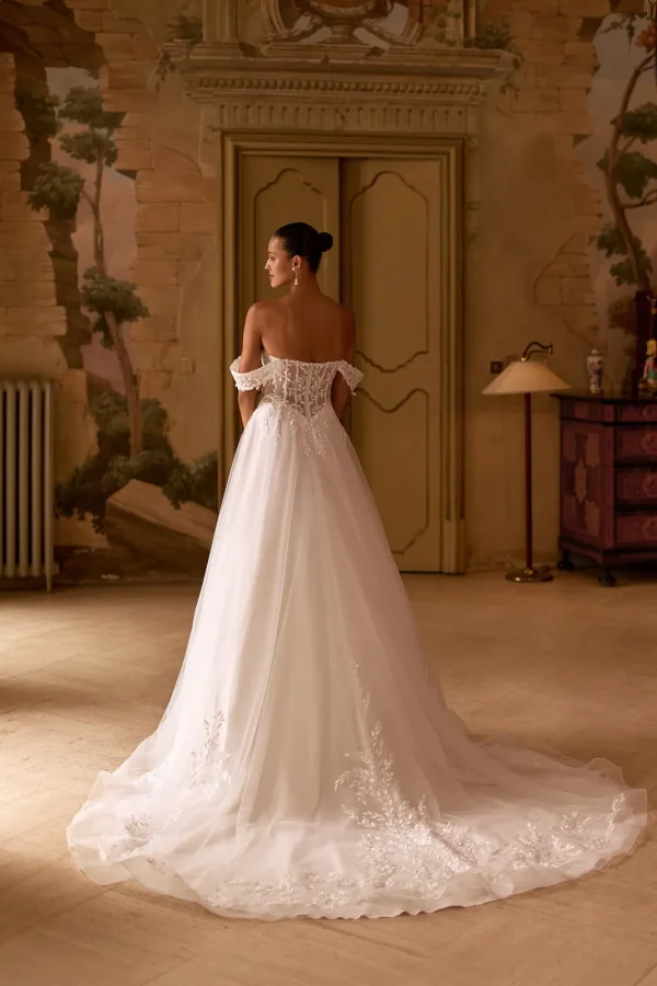 Dos et traîne en dentelle d'une robe de mariée princesse en tulle à épaules dénudées