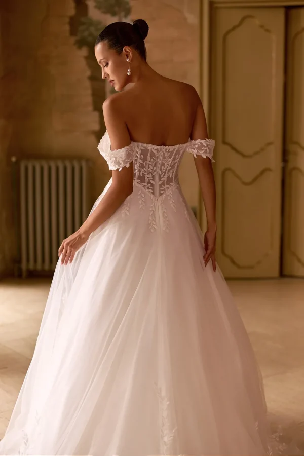 Dos corseté en dentelle d'une robe de mariée princesse à épaules dénudées