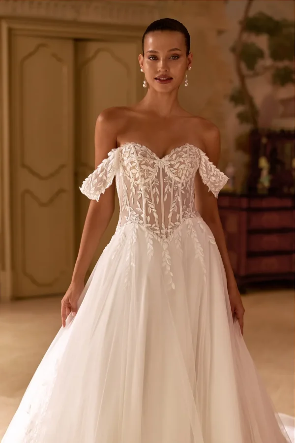 Bustier cœur corseté et bretelles tombantes brodées d'une robe de mariée princesse en tulle