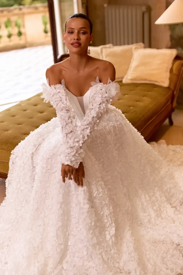 Mariée assise en robe de mariée princesse bustier entièrement fleurie