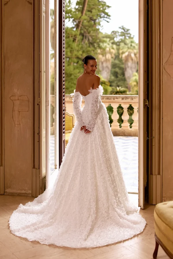 Traîne fleurie d'une robe de mariée princesse en tulle à épaules dénudées