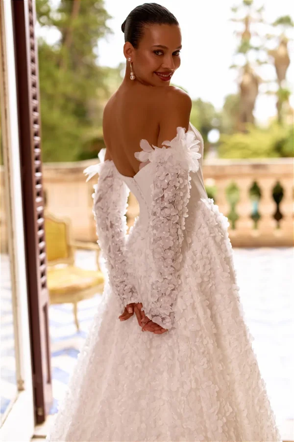 Dos nu et manches longues à fleurs 3D d'une robe de mariée princesse