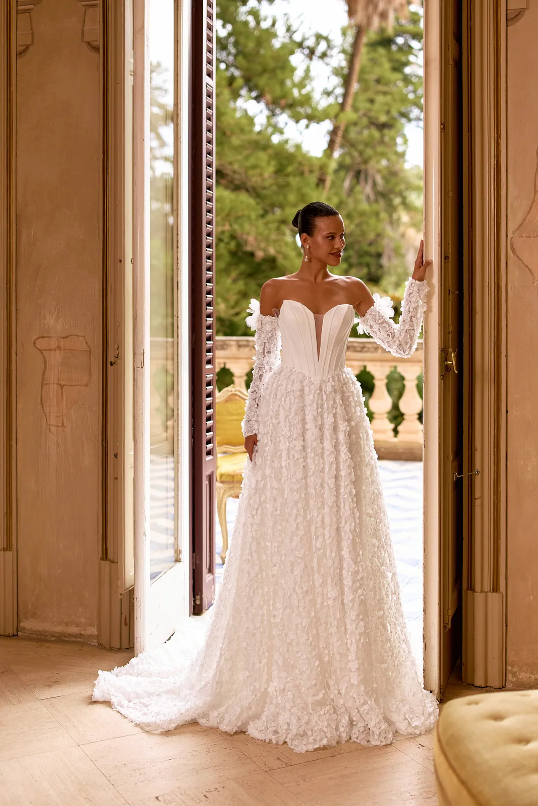 Robe de mariée princesse en tulle à fleurs 3D, bustier cœur et manches longues, EB0371 Ellebeline