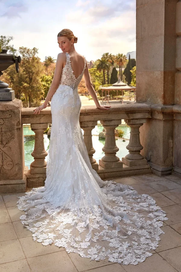 Dos nu en V et traîne en dentelle florale d'une robe de mariée sirène